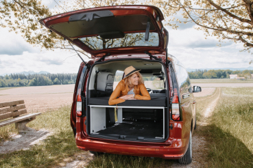 VanEssa Schlafsystem im VW Caddy 5 Maxi Ford Grand Tourneo Connect 3 Heckansicht aufgebaut
